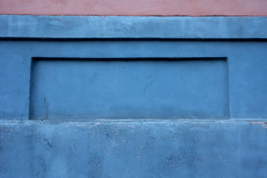 Photo 25347: Blue, plastered wall with indentation