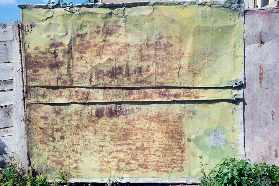 Photo 25368: Corrugated iron door in light green and rusty colours