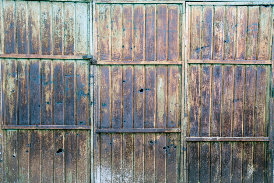 Photo 26210: Wide, worn double door in corrugated iron in light green and rusty colours