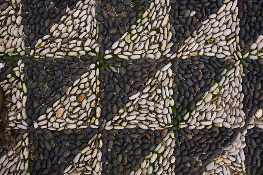 Photo 27435: Stone wall with black and white pattern in small stones