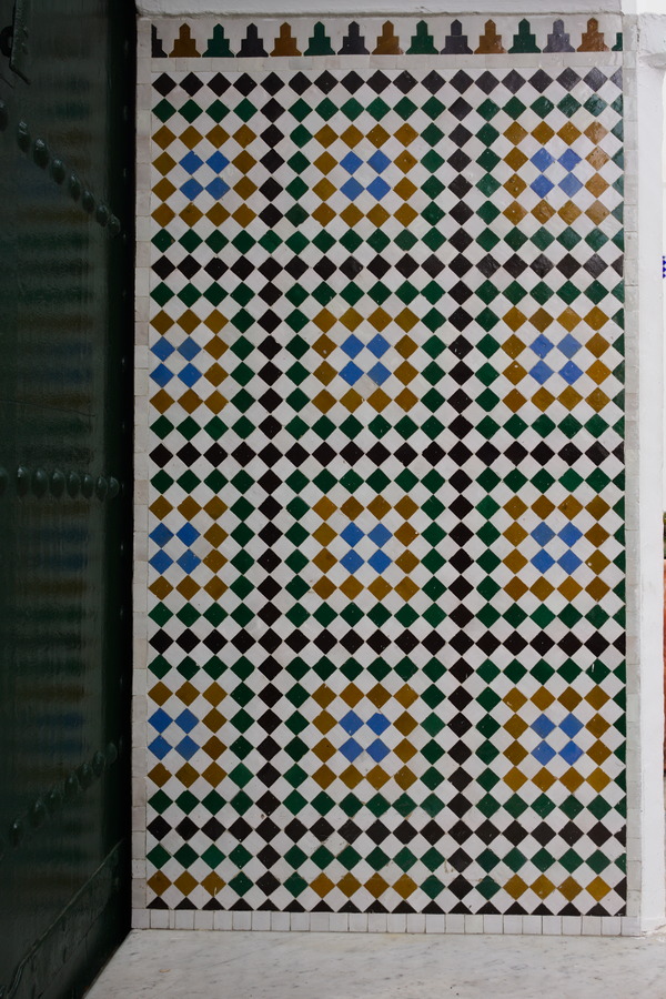 Photo 27514: Wall mosaic with black, brown and blue diamond pattern