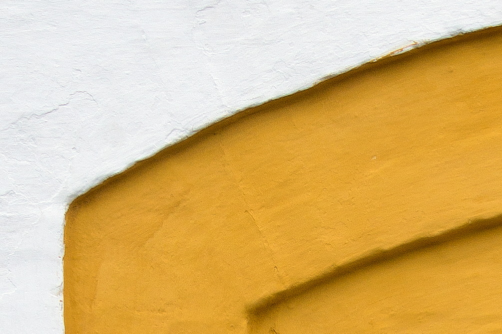 Photo 25114: Brick wall painted white with yellow indentation