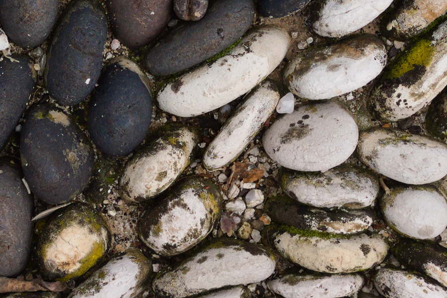 Photo 27435: Stone wall with black and white pattern in small stones