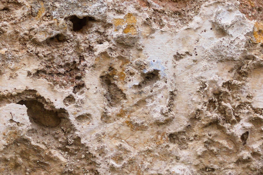 Photo 27444: Decayed, plastered wall in white, red and brown colours