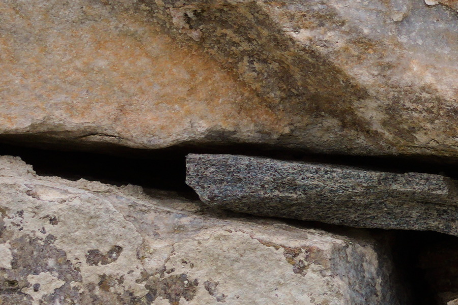 Photo 27450: Stone wall in grey, yellow and black colours