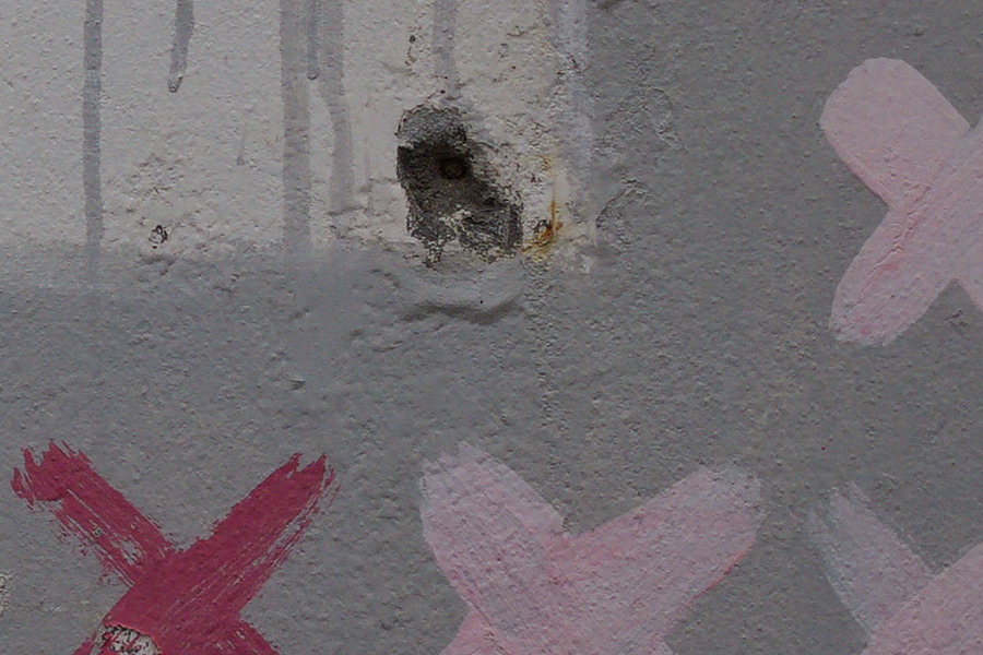 Photo 27508: Grey, plastered wall with red and pink grafitti